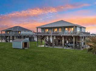945 Gulfview Dr, Crystal Beach, TX 77650