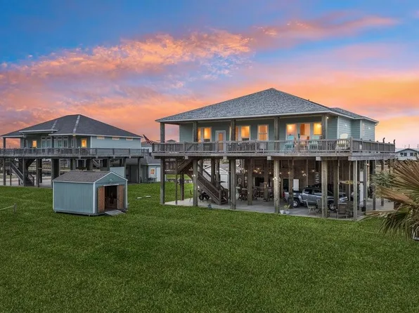 945 Gulfview Dr, Crystal Beach, TX 77650