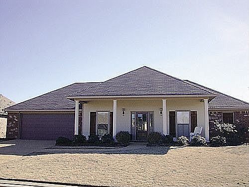 1st image of 805 Clubhouse Dr