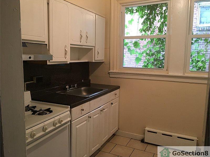 1st image of 1124 E Woodlawn Ave