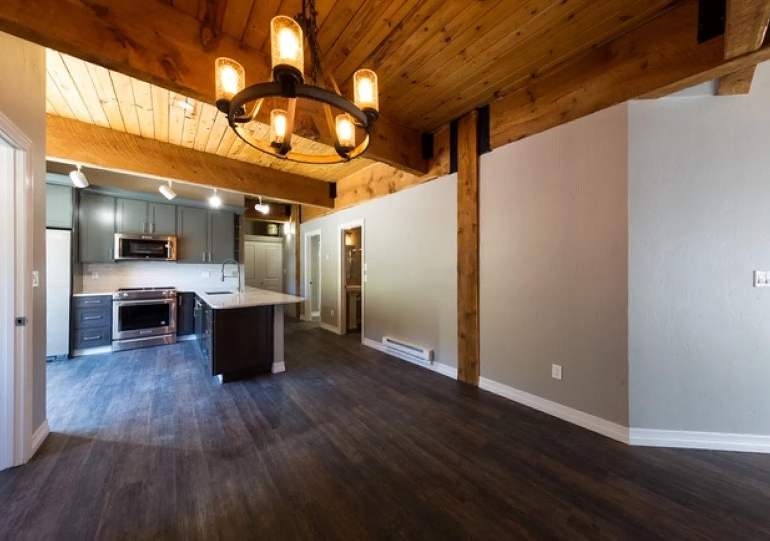 Completely updated 3 bedroom, 2 bath condo in a very convenient town of CB location. — Photo 3