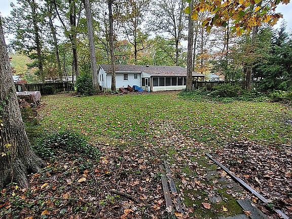 2nd image of 975 Woodland Cir
