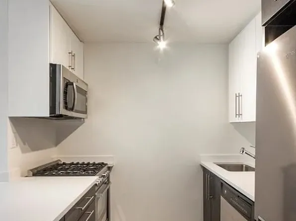 360 West 34th Street image 2 of 5