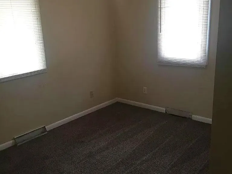 1611 Crosby Ln — Photo 6