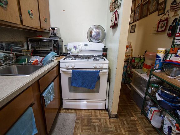3rd image of 623 E 6th St APT 3
