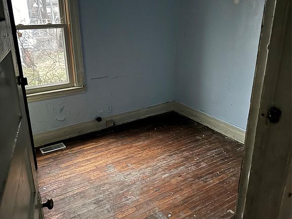 5th image of 2954 E Harding St