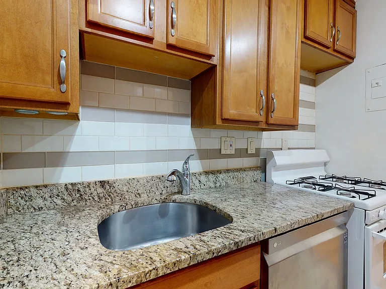 2400 41st St NW #208 — Photo 10