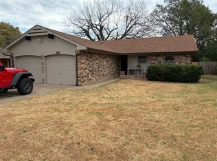 300 S Silver Leaf Dr, Moore, OK 73160