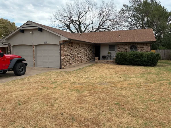 300 S Silver Leaf Dr, Moore, OK 73160