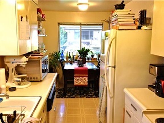 EXTRA LARGE EAT IN KITCHEN WITH DISHWASER, NEW GLASS TOP OVE