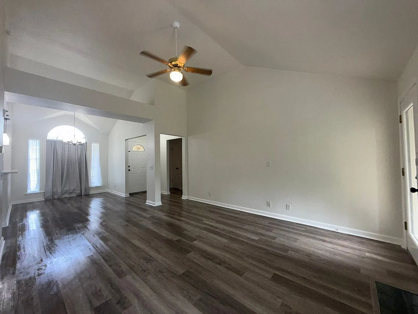 East - 3 Bed, 2 Bath ( Free Rent ; W/ Qualified App: Call For Details )_ — Photo 3