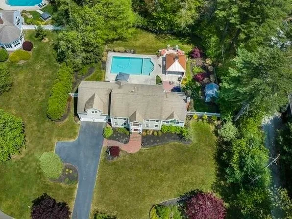 17 Roxanne Rd, Pembroke, MA 02359