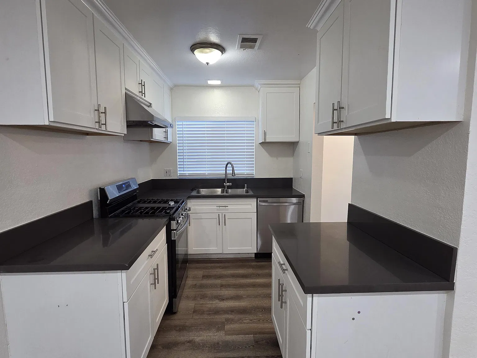 3 bed, 1000 sqft, $2,895 — Photo 4