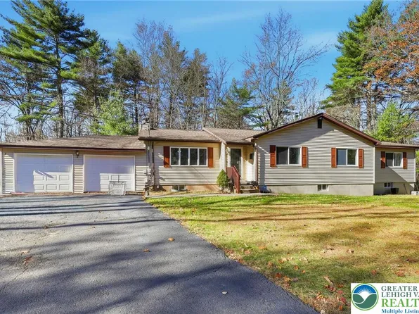 104 Scotch Pine Ct, Dingmans Ferry, PA 18328