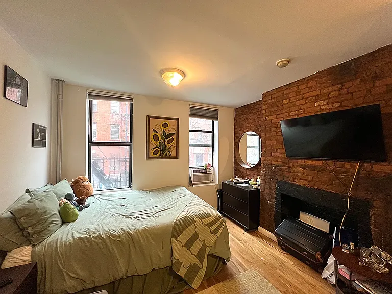 310 E 6th St #6 — Photo 2
