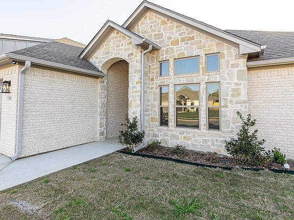 2nd image of 412 Bluebonnet Cir