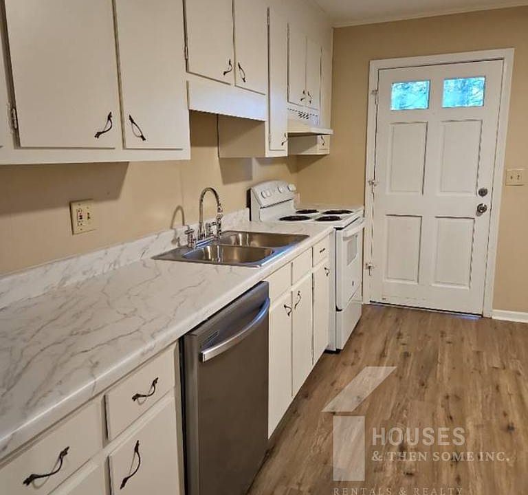 1st image of 102 Batson Dr