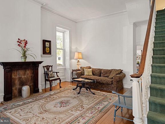 2nd image of 3534 Ainslie St