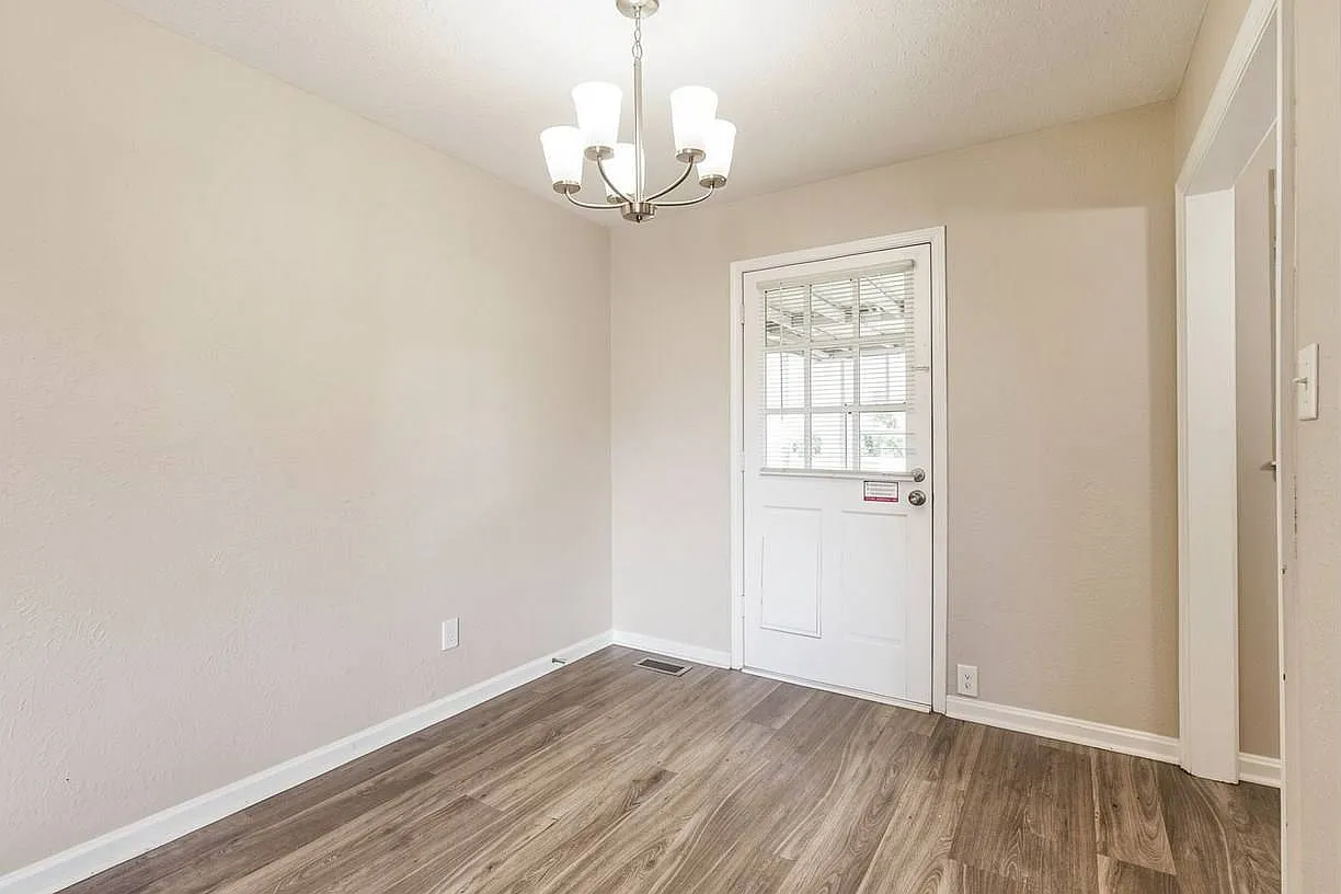 3 bed, 1351 sqft, $1,833 — Photo 4