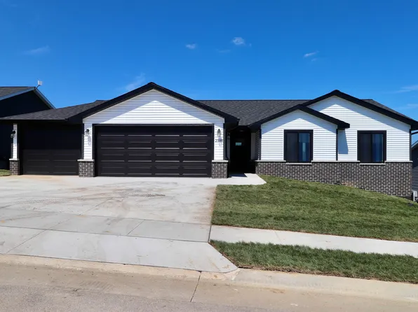2039 Sky Blue Dr, Dubuque, IA 52001