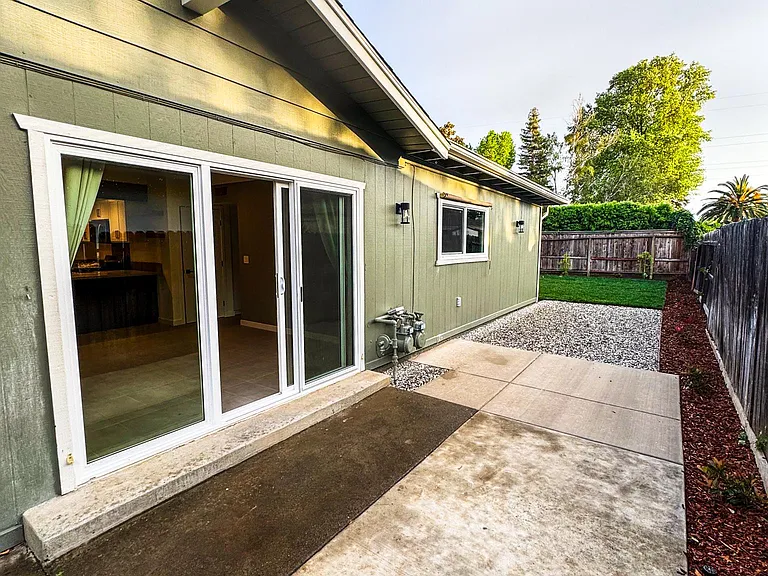 2604 Latham Dr — Photo 26
