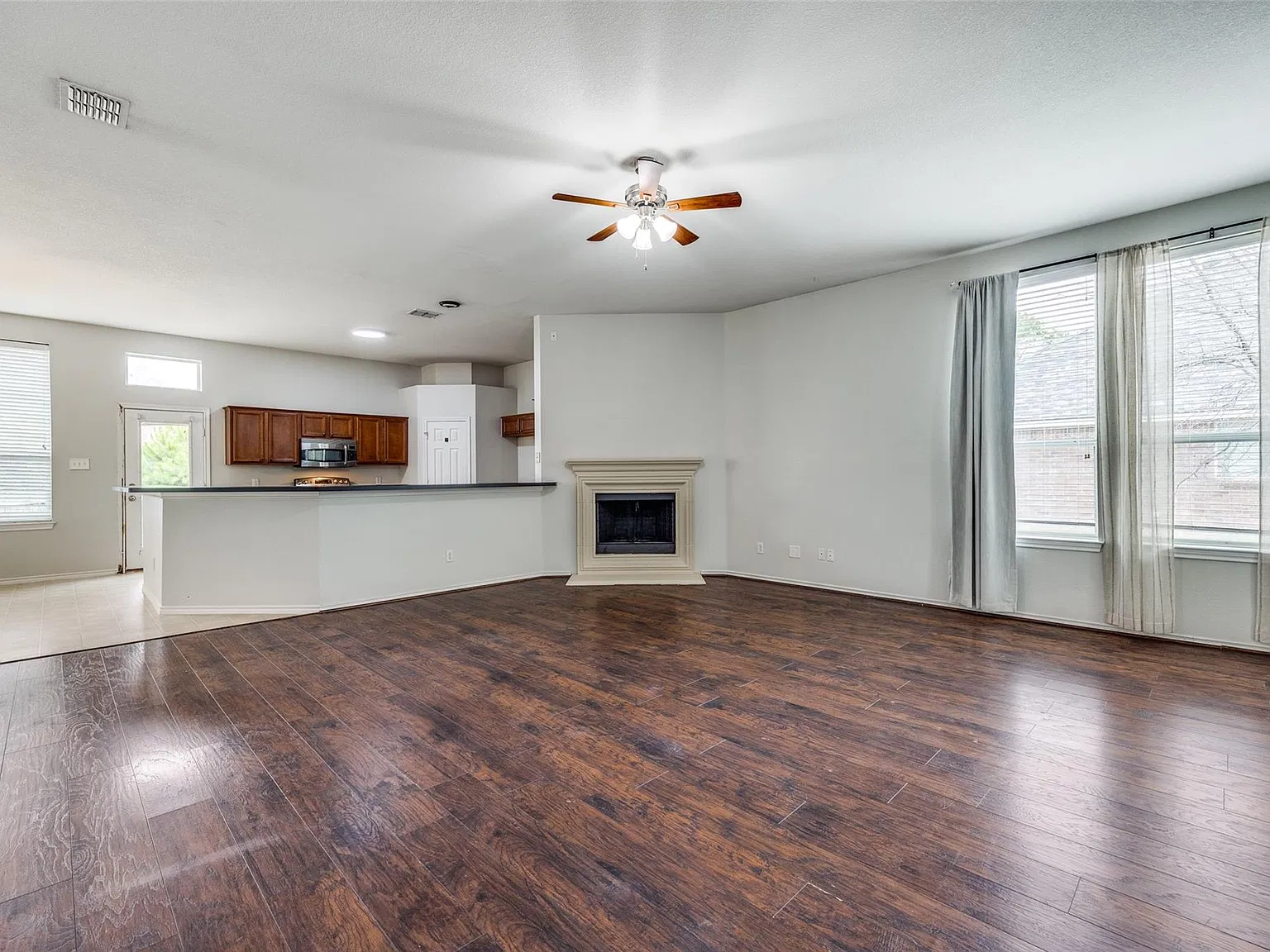 4 bed, 1925 sqft, $2,395 — Photo 2