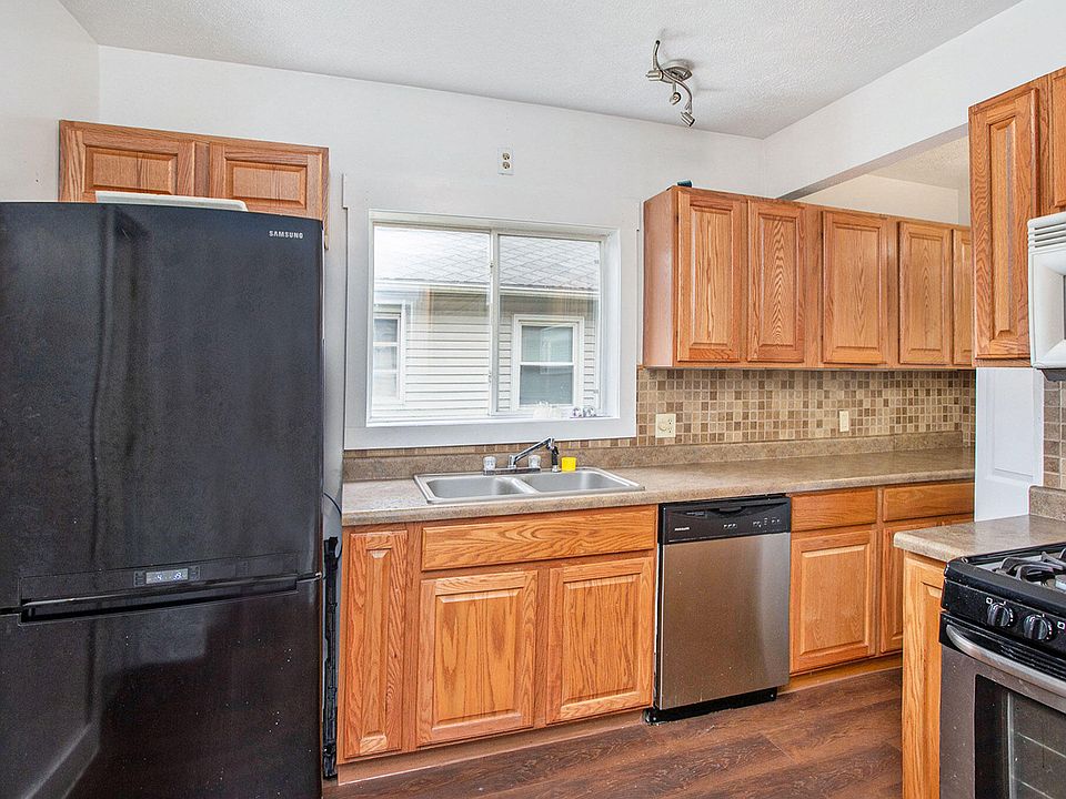 1st image of 212 Burnham St W