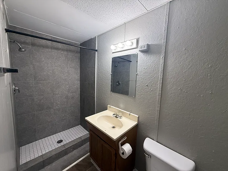 1033 Thornton Ave #4 — Photo 3