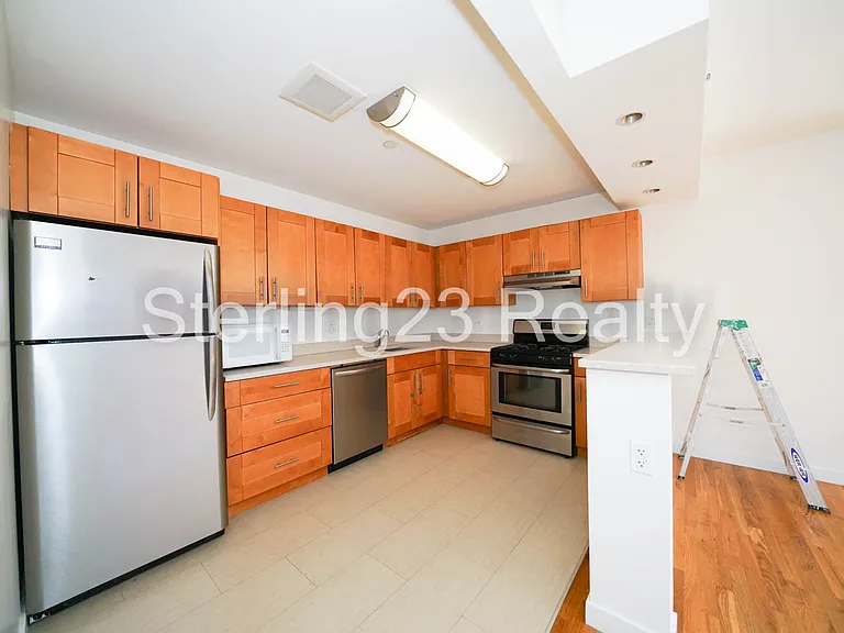 2550 Crescent St #2C — Photo 4