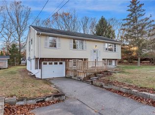 24 New Hampshire Ln, Oakdale, CT 06370