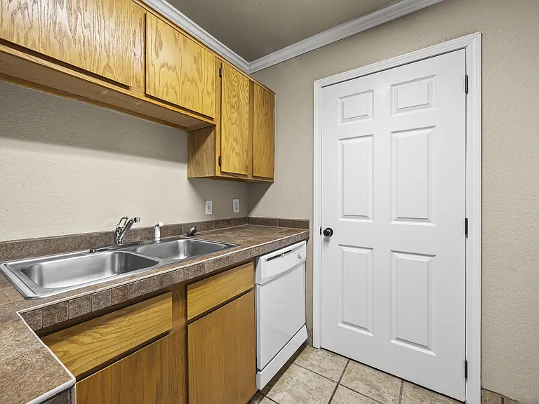 2060 N Leverett Ave #5 — Photo 5