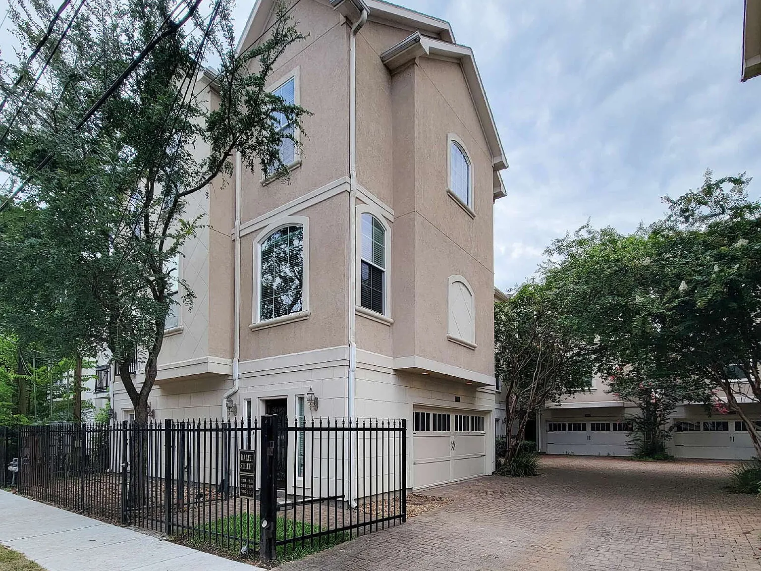 3 bed, 3.5 bath, 2280 sqft, $3,100 — Photo 3