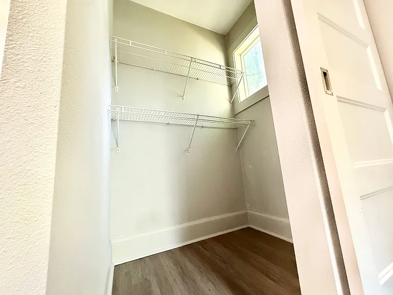 814 Columbia St — Photo 6
