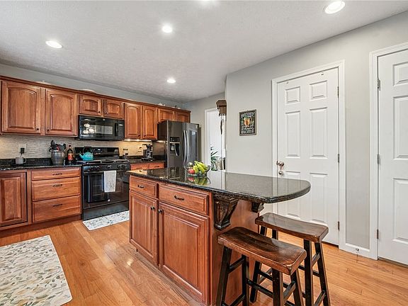 5th image of 143 Bradford Square Dr