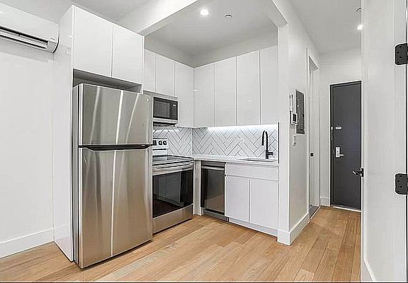 4th image of 1114 Putnam Ave #2R