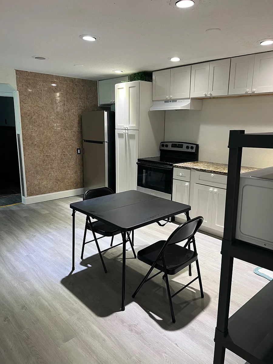 Spacious kitchen - Doreen Dr