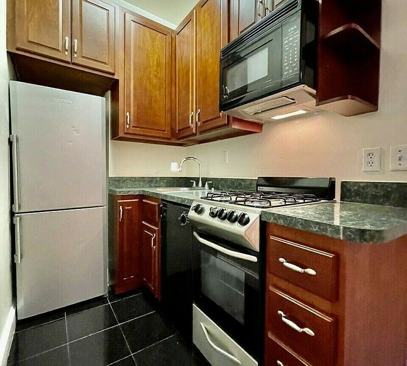 1st image of 112 W 72nd St APT 10C