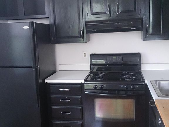 tons of cabinet space. Eat-in kitchen. Full size gas range