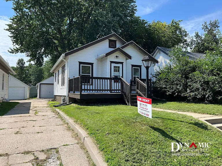 1917 S Duluth Ave — Photo 1