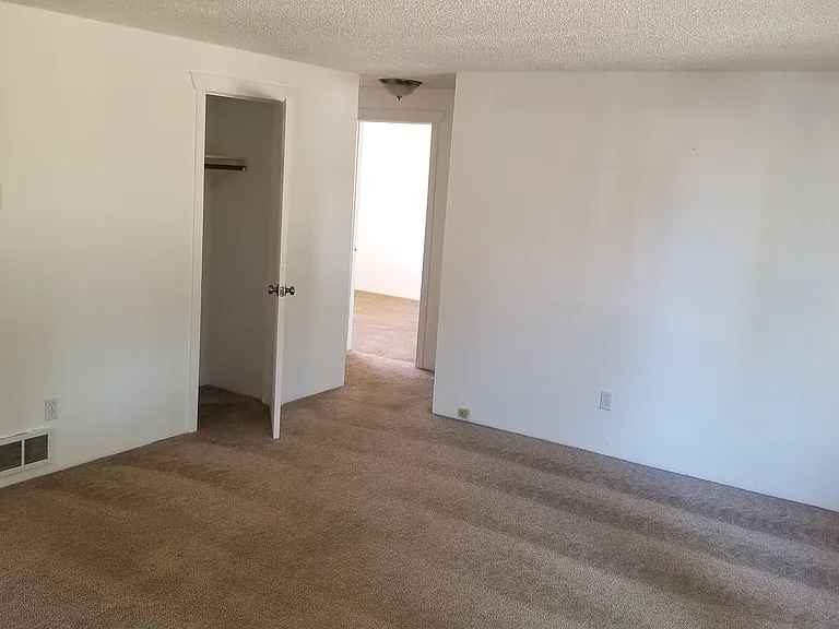 4311 Waverly Dr NE — Photo 3