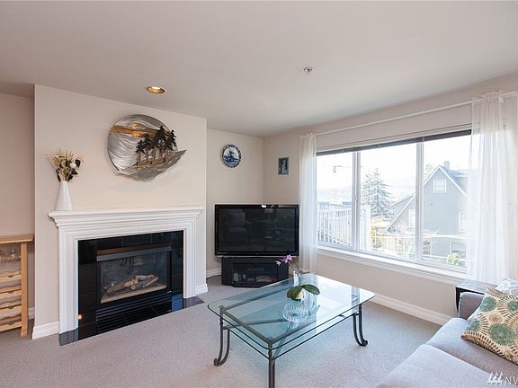 3rd image of 1906 Franklin Pl E APT 203