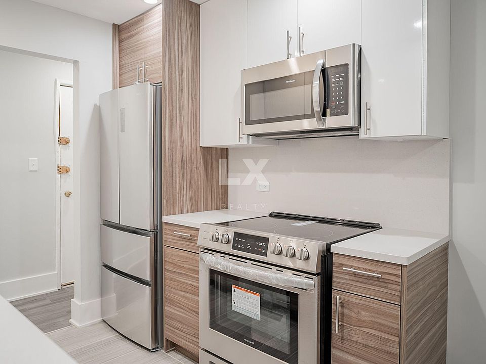 1st image of 2937 N Pine Grove Ave #213