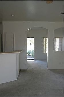 5th image of 867 W Tremaine Ave