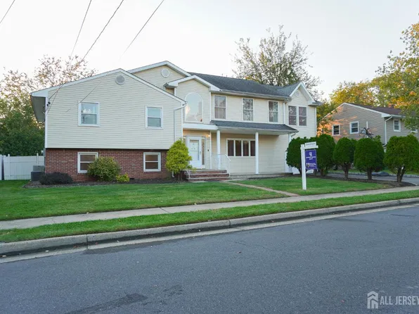 3 Charles Ct, Edison, NJ 08820
