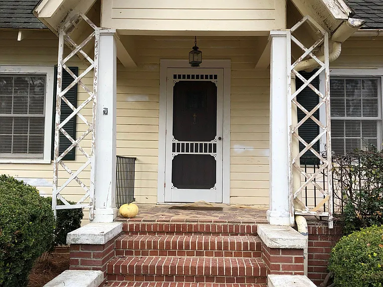526 Glenview Dr — Photo 3