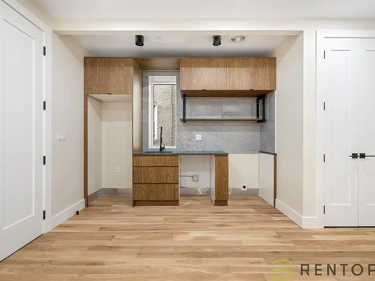 272 S 1st St #4C — Photo 3