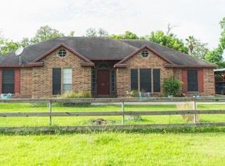 308 W Pear St, Winnie, TX 77665