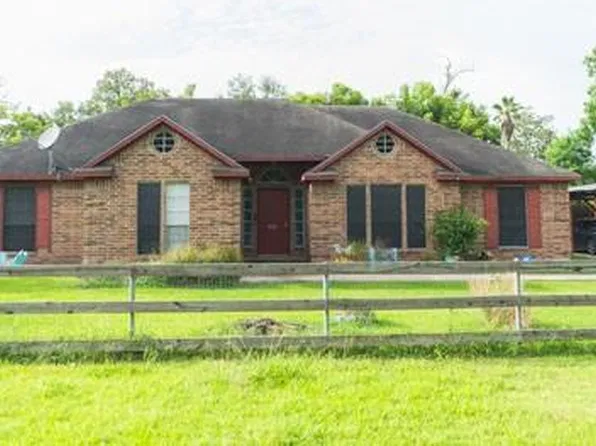 308 W Pear St, Winnie, TX 77665