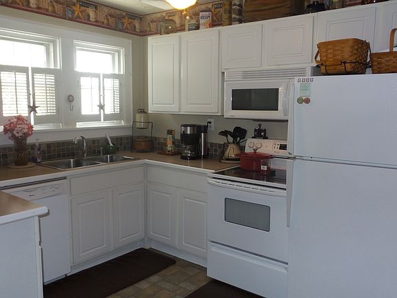 KITCHEN, ALL APPLIANCES STAY
