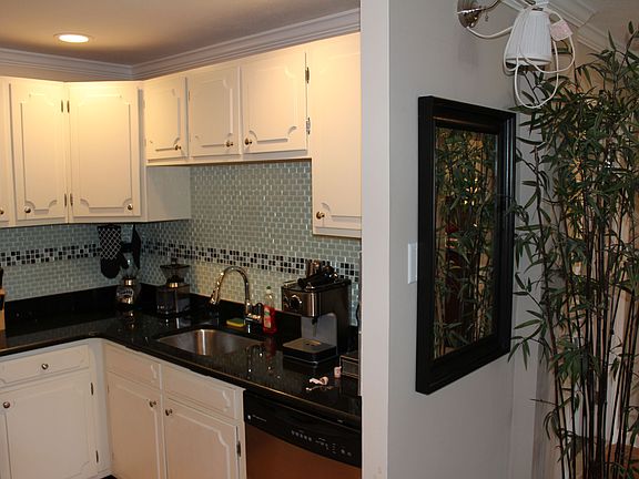 3rd image of 141 Willard St APT 6
